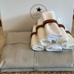 סט סידור שולחן אפור לבן - מפה, מפיות, חבקים