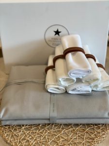 סט סידור שולחן אפור לבן - מפה, מפיות, חבקים