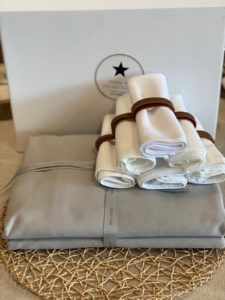 ⁦סט סידור שולחן אפור לבן - מפה, מפיות, חבקים⁩ – תמונה ⁦11⁩