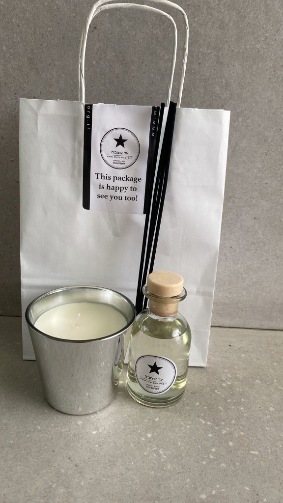 ⁦מארז מתנה מפיץ ריח ונר⁩ – תמונה ⁦2⁩