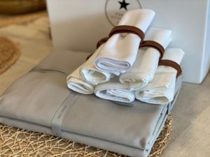 ⁦סט סידור שולחן אפור לבן - מפה, מפיות, חבקים⁩ – תמונה ⁦13⁩