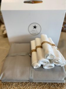 ⁦סט סידור שולחן אפור לבן - מפה, מפיות, חבקים⁩ – תמונה ⁦10⁩