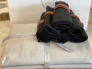 ⁦סט סידור שולחן אפור שחור - מפה, מפיות, חבקים⁩ – תמונה ⁦9⁩