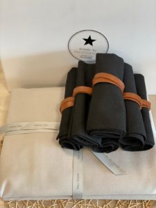 ⁦סט סידור שולחן אפור שחור - מפה, מפיות, חבקים⁩ – תמונה ⁦8⁩