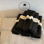 סט סידור שולחן אפור שחור - מפה, מפיות, חבקים