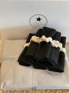 סט סידור שולחן אפור שחור - מפה, מפיות, חבקים