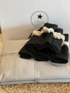 ⁦סט סידור שולחן אפור שחור - מפה, מפיות, חבקים⁩ – תמונה ⁦6⁩