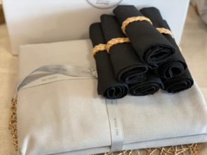 ⁦סט סידור שולחן אפור שחור - מפה, מפיות, חבקים⁩ – תמונה ⁦5⁩