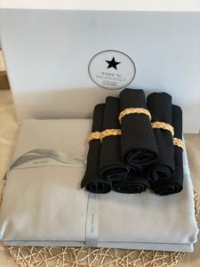 ⁦סט סידור שולחן אפור שחור - מפה, מפיות, חבקים⁩ – תמונה ⁦4⁩