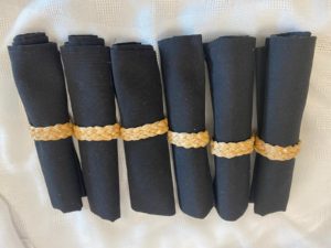 סט סידור שולחן שחור - מפה, מפיות, חבקים – תמונה 11