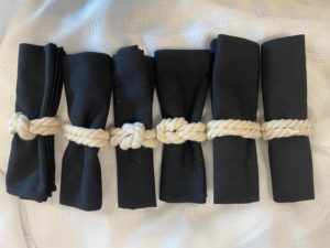 סט סידור שולחן שחור - מפה, מפיות, חבקים – תמונה 8