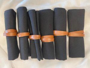 סט סידור שולחן שחור - מפה, מפיות, חבקים – תמונה 10