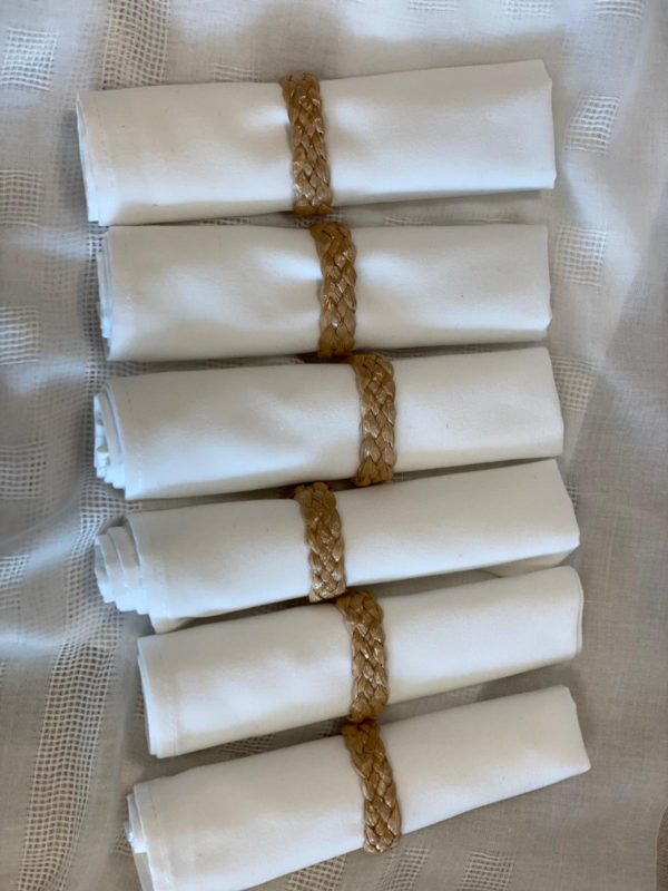 ⁦סט סידור שולחן אפור לבן - מפה, מפיות, חבקים⁩ – תמונה ⁦4⁩