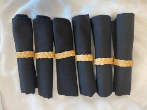 סט סידור שולחן שחור - מפה, מפיות, חבקים – תמונה 9