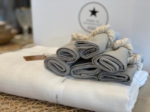 ⁦סט סידור שולחן לבן אפור  - מפה, מפיות, חבקים⁩ – תמונה ⁦18⁩