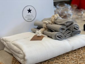 ⁦סט סידור שולחן לבן אפור  - מפה, מפיות, חבקים⁩ – תמונה ⁦20⁩