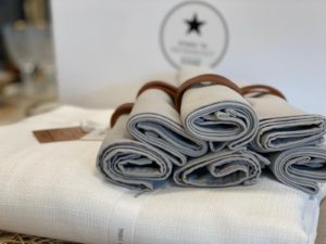 ⁦סט סידור שולחן לבן אפור  - מפה, מפיות, חבקים⁩ – תמונה ⁦11⁩