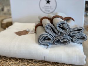 ⁦סט סידור שולחן לבן אפור  - מפה, מפיות, חבקים⁩ – תמונה ⁦14⁩