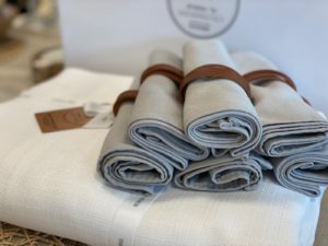 ⁦סט סידור שולחן לבן אפור  - מפה, מפיות, חבקים⁩ – תמונה ⁦15⁩