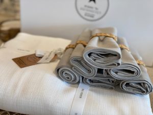 ⁦סט סידור שולחן לבן אפור  - מפה, מפיות, חבקים⁩ – תמונה ⁦4⁩