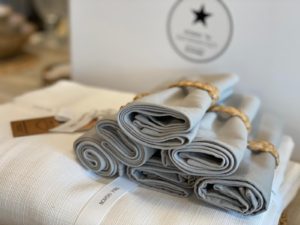 ⁦סט סידור שולחן לבן אפור  - מפה, מפיות, חבקים⁩ – תמונה ⁦8⁩