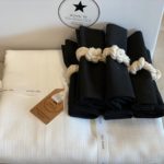 סט סידור שולחן לבן שחור - מפה, מפיות וחבקים