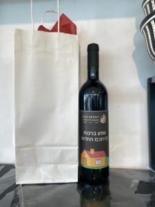 בקבוק יין ענק עם הקדשה אישית – תמונה 13