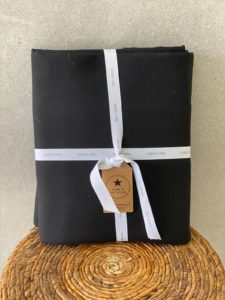 סט סידור שולחן שחור - מפה, מפיות, חבקים – תמונה 12