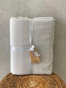 ⁦סט סידור שולחן אפור שחור - מפה, מפיות, חבקים⁩ – תמונה ⁦13⁩