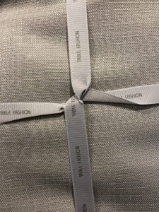 ⁦סט סידור שולחן אפור שחור - מפה, מפיות, חבקים⁩ – תמונה ⁦2⁩