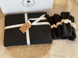 סט סידור שולחן שחור - מפה, מפיות, חבקים – תמונה 2