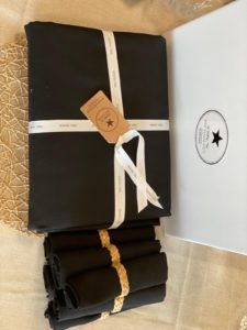 סט סידור שולחן שחור - מפה, מפיות, חבקים – תמונה 3