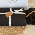 סט סידור שולחן שחור - מפה, מפיות, חבקים