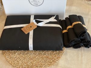 סט סידור שולחן שחור - מפה, מפיות, חבקים