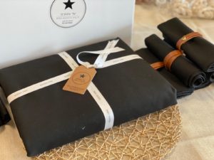 סט סידור שולחן שחור - מפה, מפיות, חבקים – תמונה 6