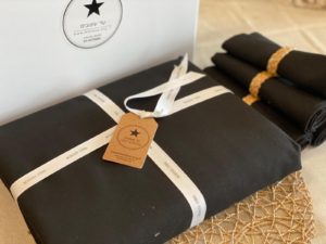 סט סידור שולחן שחור - מפה, מפיות, חבקים – תמונה 7