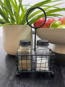 ⁦סט מלח פלפל עם מעמד - שחור/זהב⁩ – תמונה ⁦4⁩