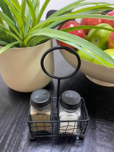 ⁦סט מלח פלפל עם מעמד - שחור/זהב⁩ – תמונה ⁦6⁩