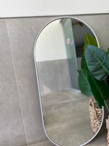 ⁦מראה מלבן מעוגל מסגרת דקה- זהב/כסף/לבן/שחור⁩ – תמונה ⁦5⁩