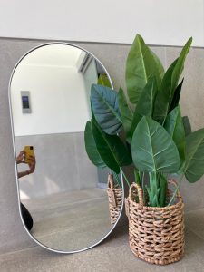 ⁦מראה מלבן מעוגל מסגרת דקה- זהב/כסף/לבן/שחור⁩ – תמונה ⁦7⁩