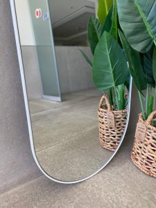 ⁦מראה מלבן מעוגל מסגרת דקה- זהב/כסף/לבן/שחור⁩ – תמונה ⁦8⁩