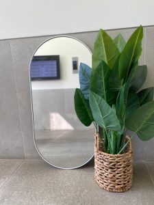 ⁦מראה מלבן מעוגל מסגרת דקה- זהב/כסף/לבן/שחור⁩ – תמונה ⁦2⁩