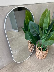 ⁦מראה מלבן מעוגל מסגרת דקה- זהב/כסף/לבן/שחור⁩ – תמונה ⁦3⁩