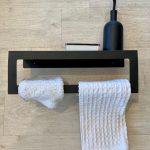 מדף מתכת שחור עם תליה