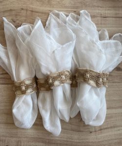 ⁦מפיות וחבקים בקופסת מתנה - לבן⁩ – תמונה ⁦2⁩