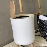 פח לבן על רגליים