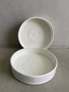 תבנית עגולה מקרמיקה בשני גדלים