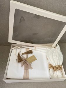 ⁦מארז מתנה סידור שולחן לבן וחגיגי⁩ – תמונה ⁦3⁩