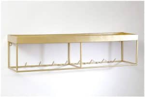 ⁦מדף קיר עם מתלים ממתכת - שחור/זהב⁩ – תמונה ⁦2⁩