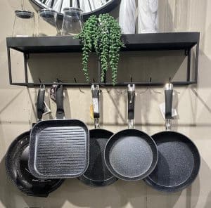 ⁦מדף קיר עם מתלים ממתכת - שחור/זהב⁩ – תמונה ⁦5⁩